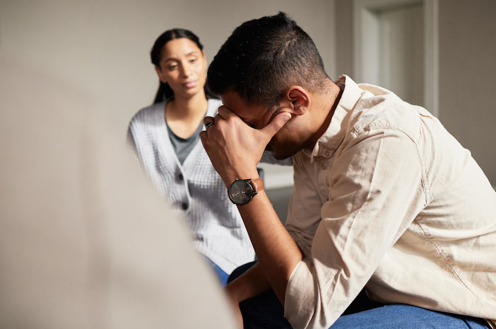 man talking with his therapist while seeking heroin detox support