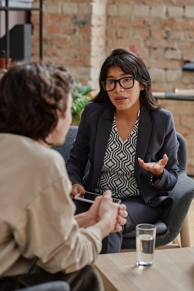 A therapist explaining the Benzo Addiction Treatment in Illinois